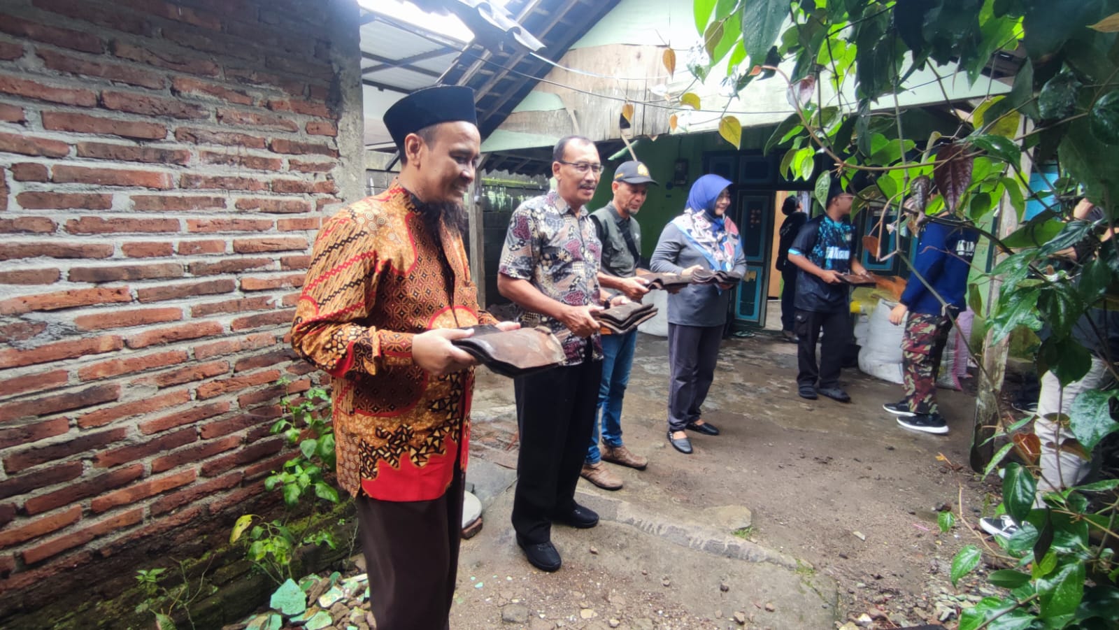 Penyaluran bantuan rehab RTLH di Sragen. (Ahmad Khairudin/Radar Solo)