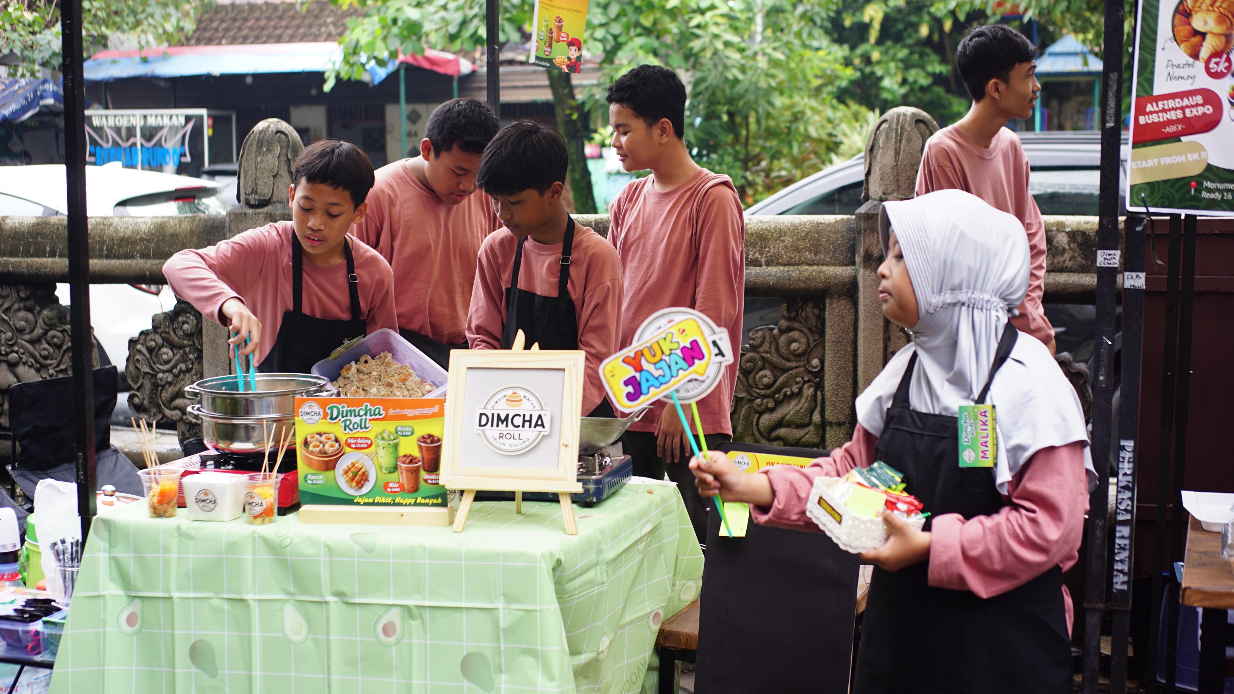 Murid Sekolah Menengah Al Firdaus mempraktikkan langsung ilmu kewirausahaan.