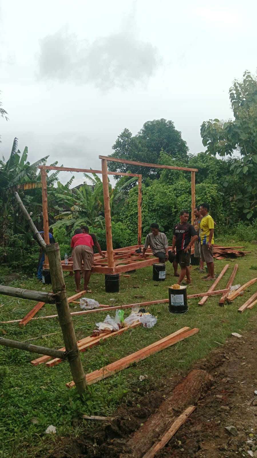 Relawan Megana bangun pos pantau banjir di Dusun Ngadirejo RT 03 RW 04, Desa Ngrombo, Kecamatan Baki, Sukoharjo.