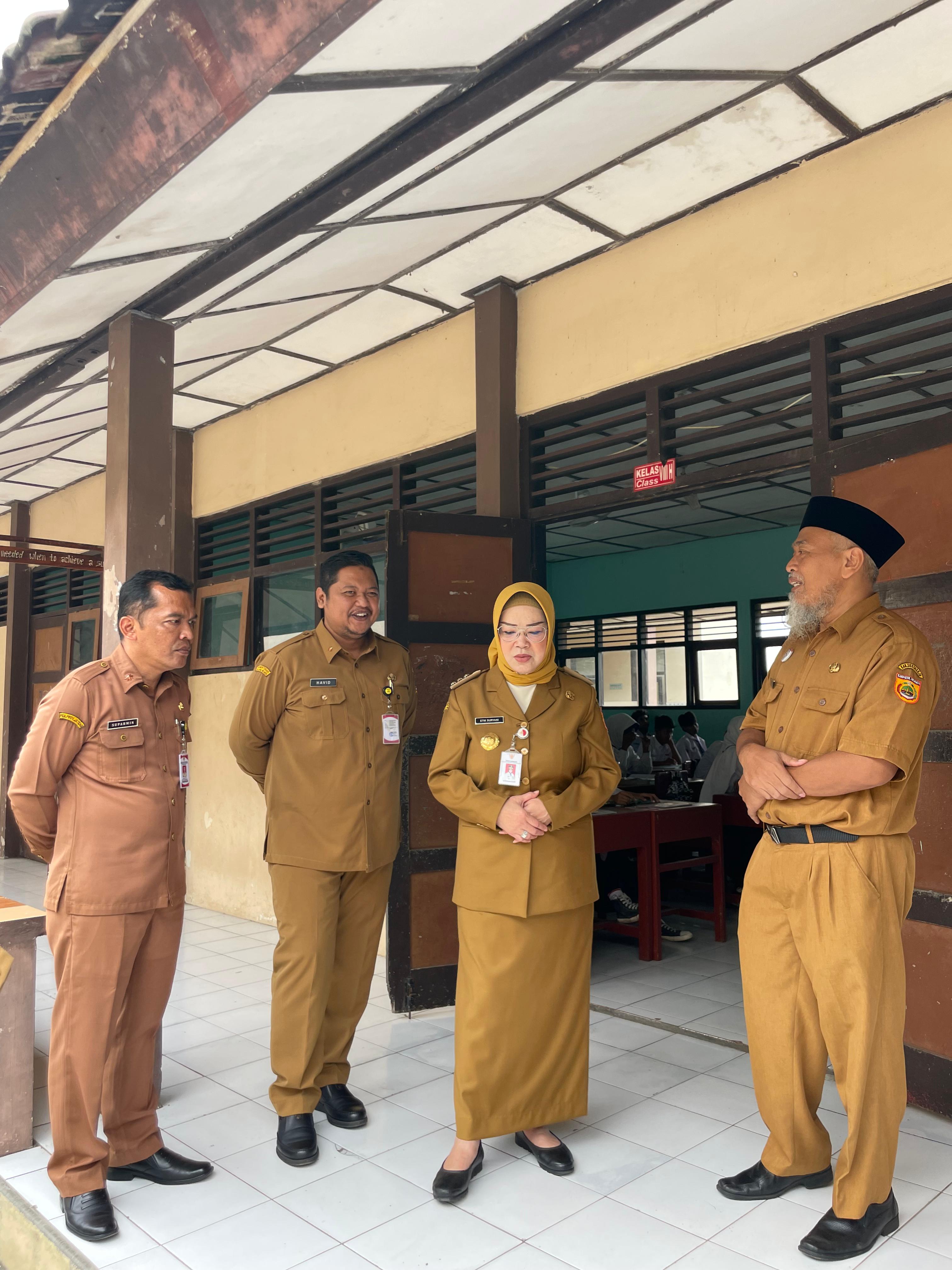 Bupati Sukoharjo Etik Suryani didampingi Kepala Disdikbud Havid Danang dan Kepala BPKSDM Suparmin sidak SMPN 2 Mojolaban, belum lama ini.