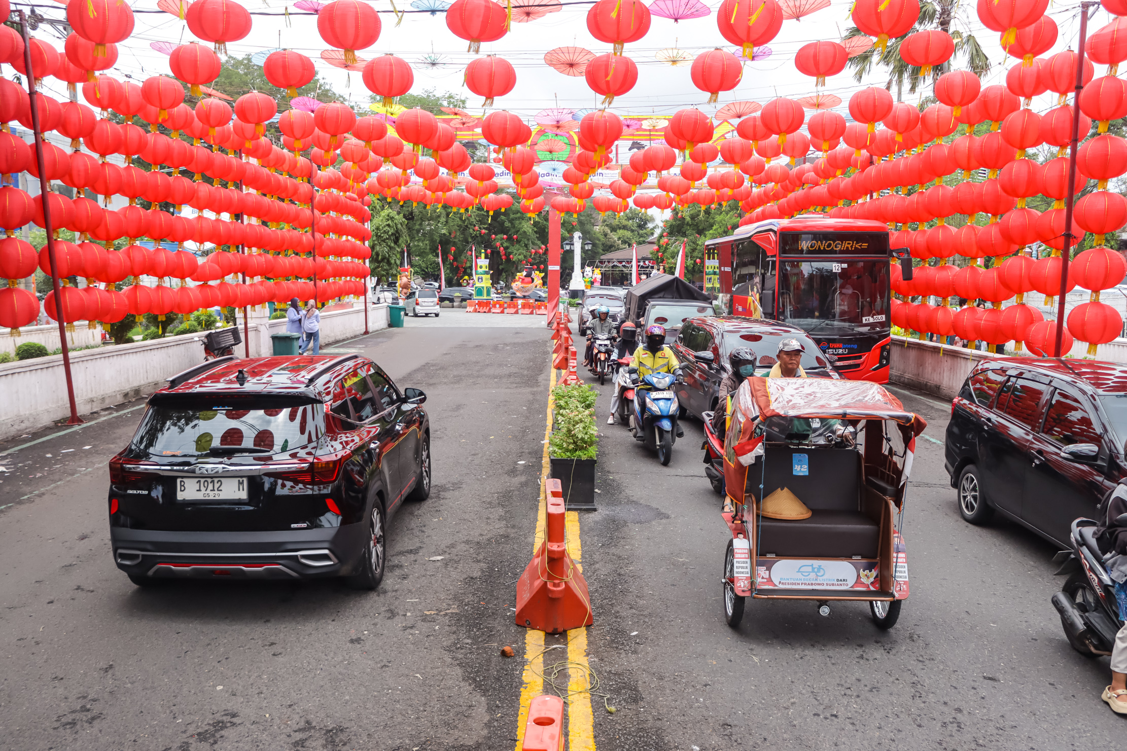 Lampion di kawasan Pasar Gede bukti harmoni Kota Solo. (M Ihsan/Radar Solo)