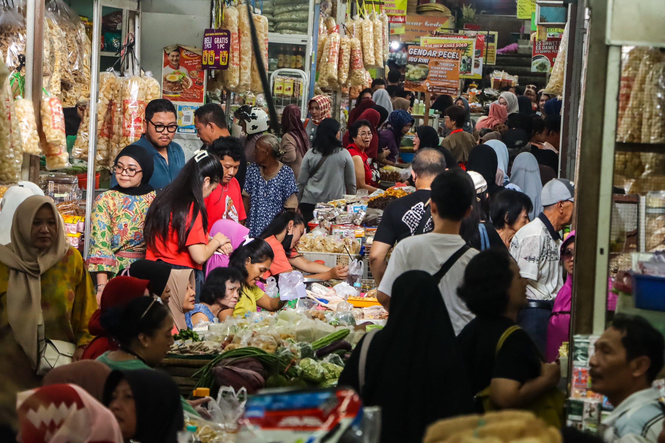 Pasar Gede menjadi salah satu jujugan wisatawan dari berbagai penjuru daerah luar Solo. (M Ihsan/Radar Solo)