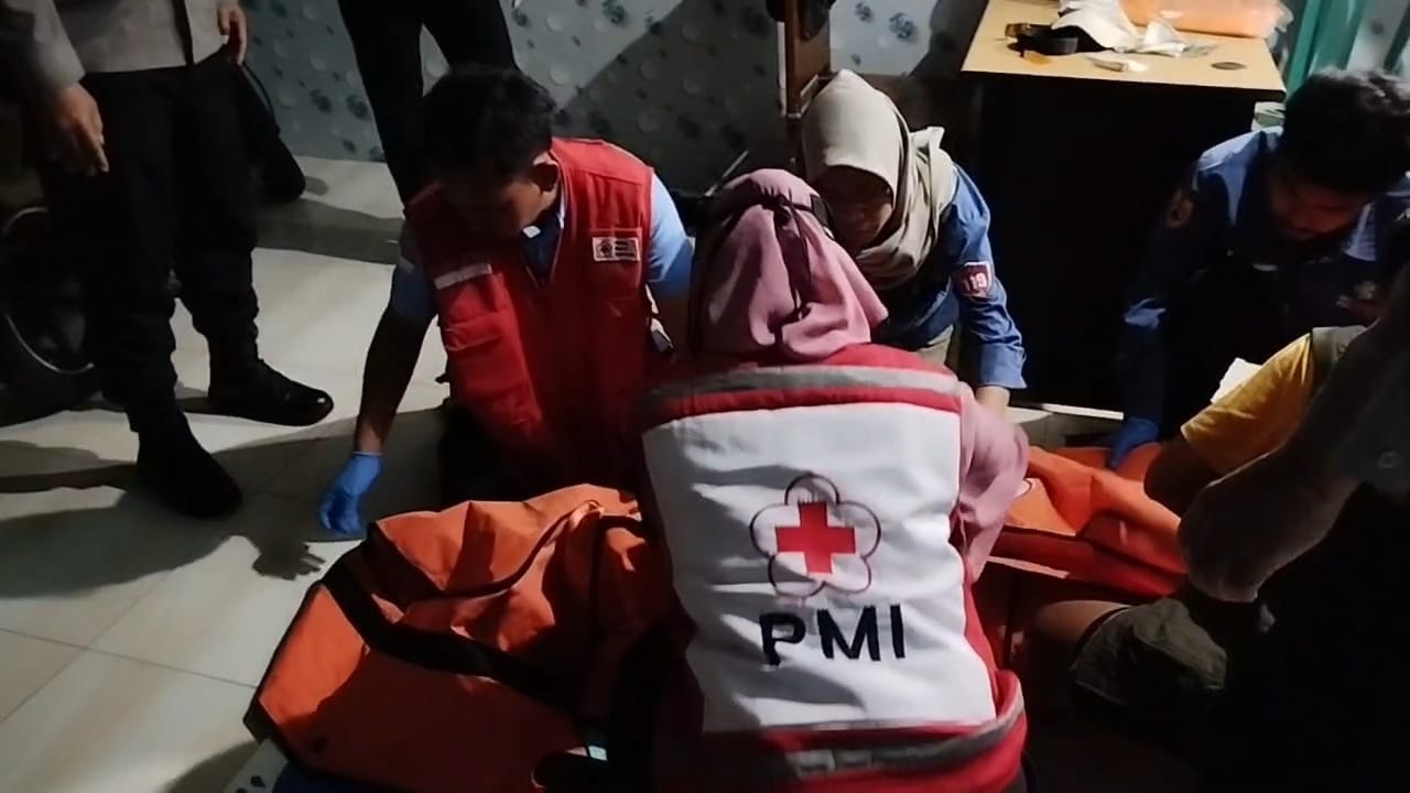 Relawan PMI Sragen mengevakuasi jasad dari kantor KUA Sidoharjo, Minggu (15/2/2026). (Ahmad Khairudin/Radar Solo)