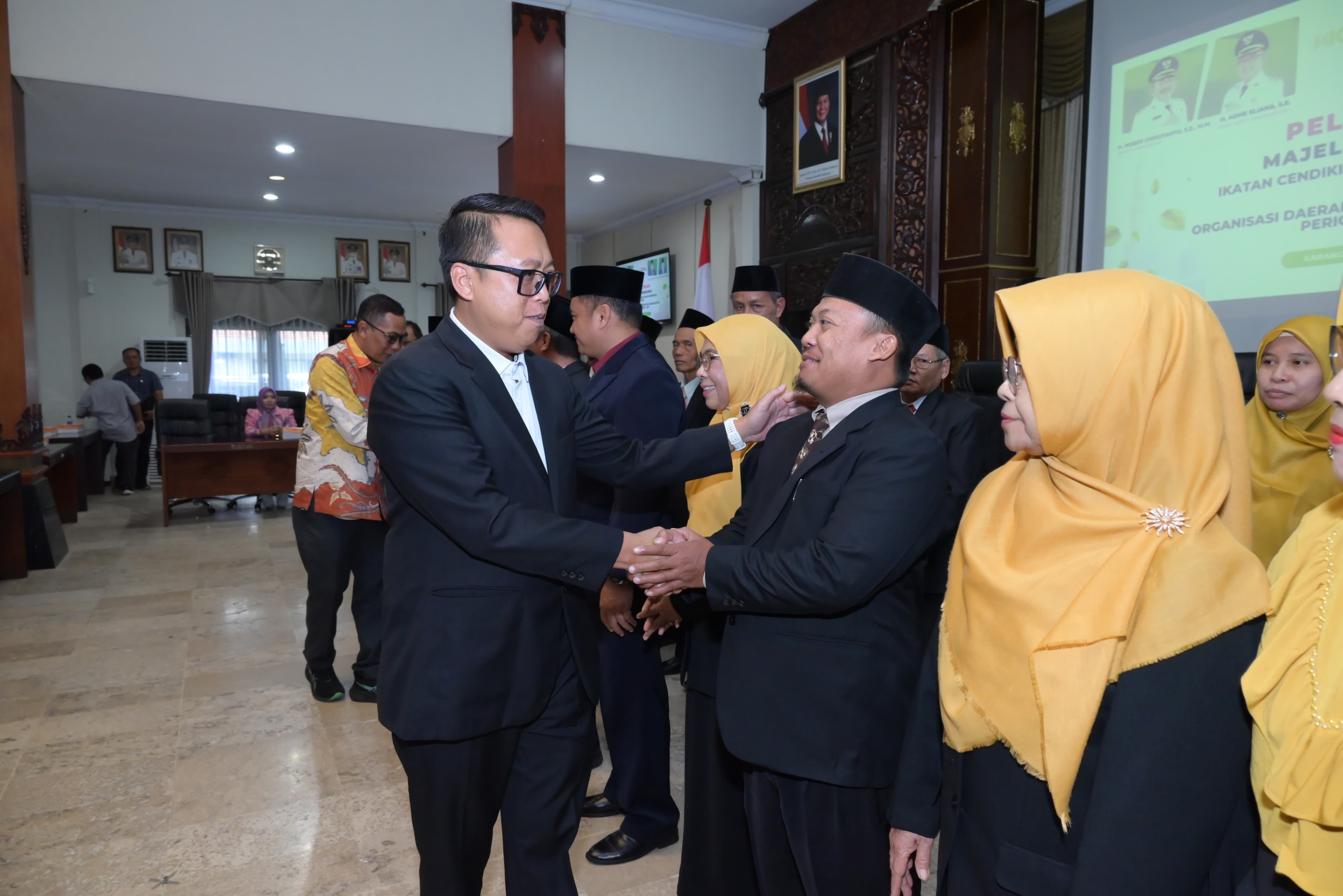 Wakil Bupati Karanganyar Adhe Eliana memberi selamat pengurus ICMI. (Rudi Hartono/Radar Solo)