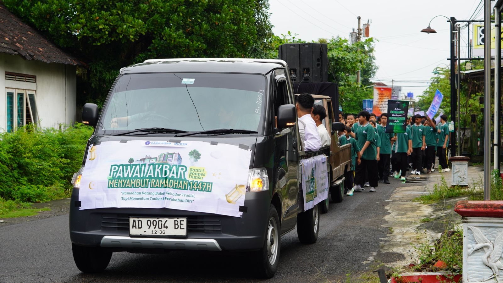 Santri Dimsa Sragen pawai menyambut Ramadhan, Senin (16/2/2026). (Ahmad Khairudin/Radar Solo)