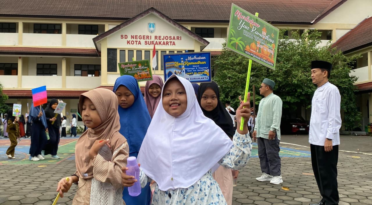 Siswa SDN Rejosari, Banjarsari, Solo pawai menyambut bulan suci Ramadan 1447 Hijriah, Senin (16/2).