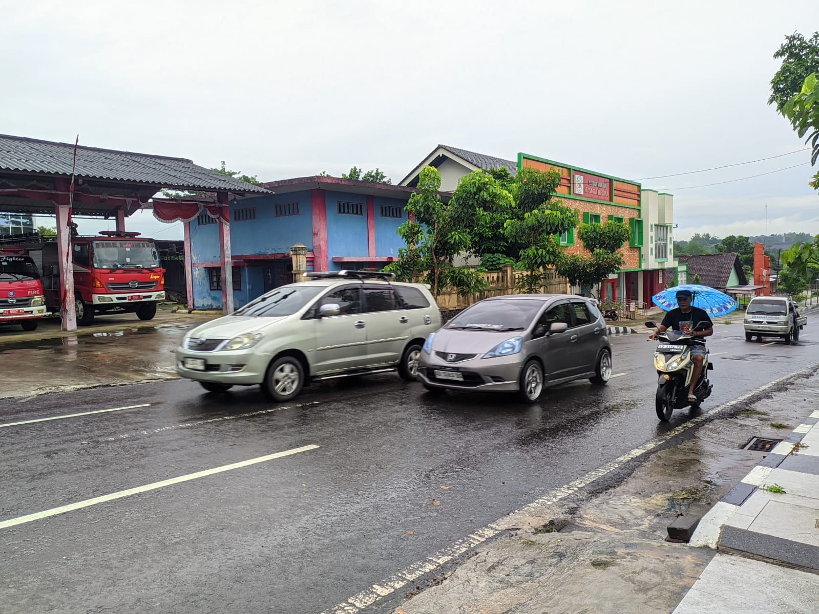Pengendara menembus gerimis di sekitar Markas Damkar Wonogiri, Senin (16/2/2026).