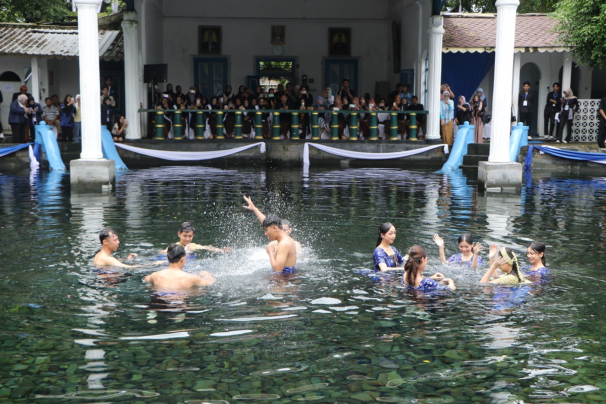 Tradisi padusan jelang Ramadhan wisata air Umbul Ngabean, Pengging, Kecamatan Banyudono, Boyolali, Senin (16/2/2026).