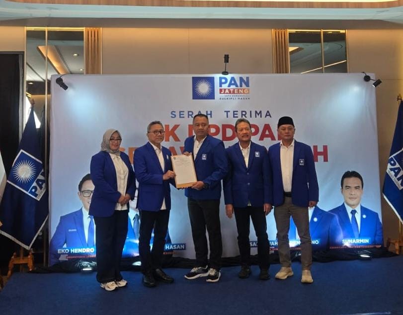 Dwi Prasetyo menerima SK dari Ketua Umum DPP PAN Zulkifli Hasan di Jakarta Sabtu (14/2/2026).