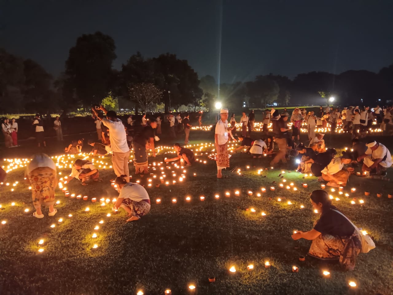 Penyalaan dipa oleh Umat Hindu dan wisatawan di Lapangan Wisnu, Taman Wisata Candi Prambanan, Klaten.