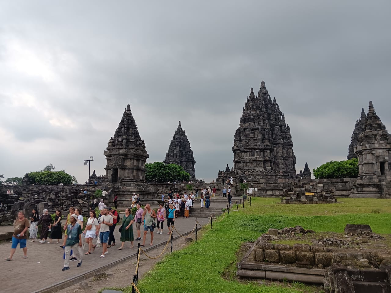 Wisatawan mancanegara dan domestik padati kawasan Taman Wisata Candi Prambanan.