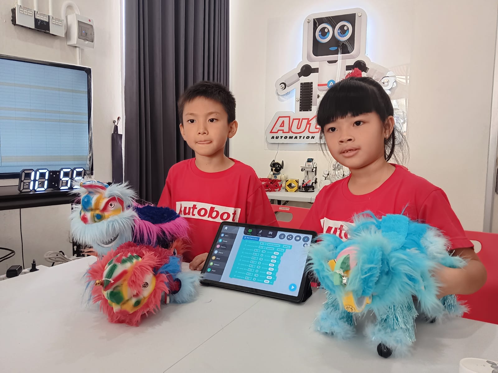 Carol dan Matthew memperlihatkan pertunjukan tiga robot barongsai di Gedung Cakra Square, Klaten Selatan, Senin (16/2/2026).
