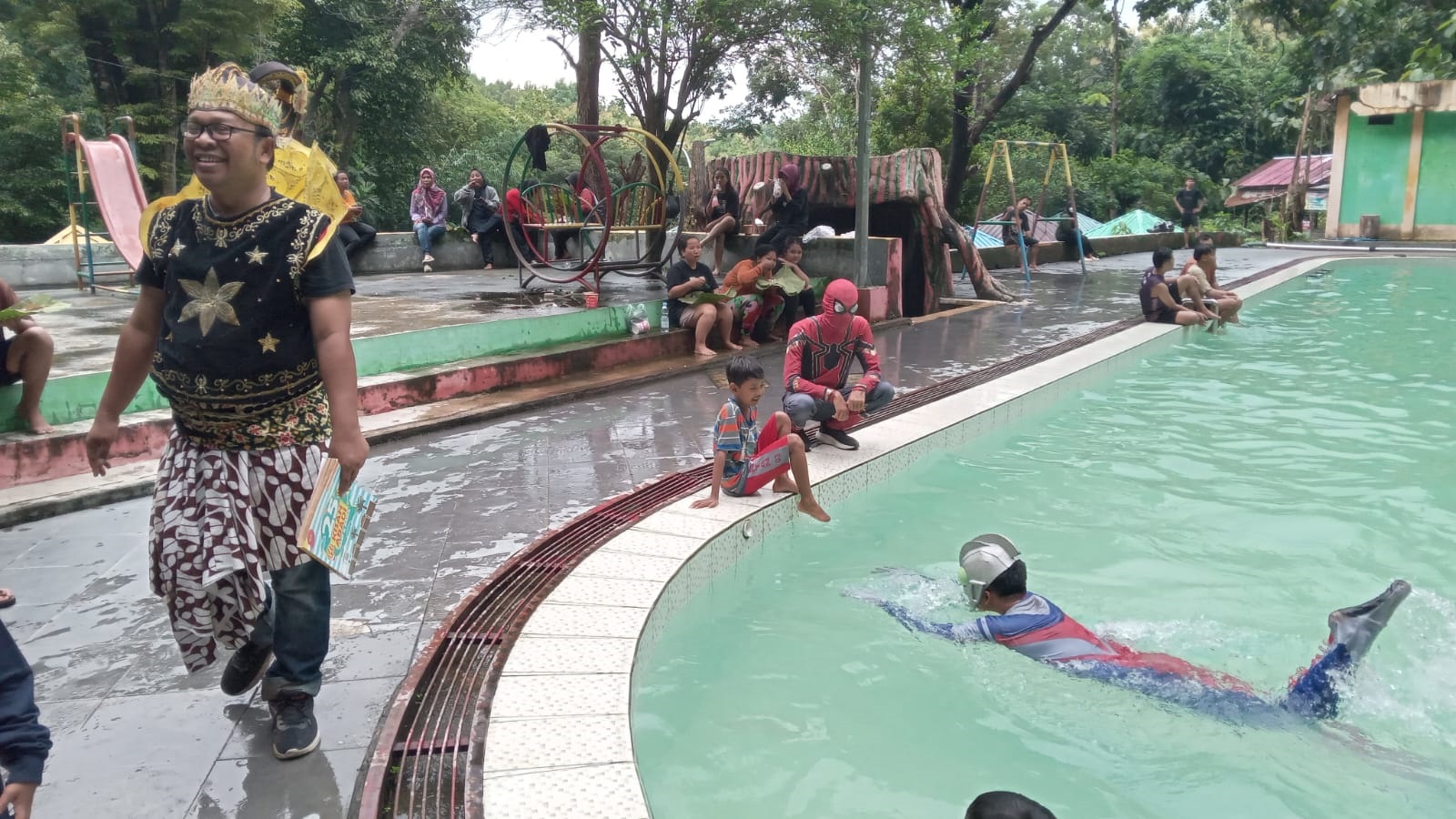 Superhero mendongeng, bagikan jamu, dan sego berkat gratis saat padusan di objek wisata Batu Seribu Sukoharjo, Selasa (17/2).