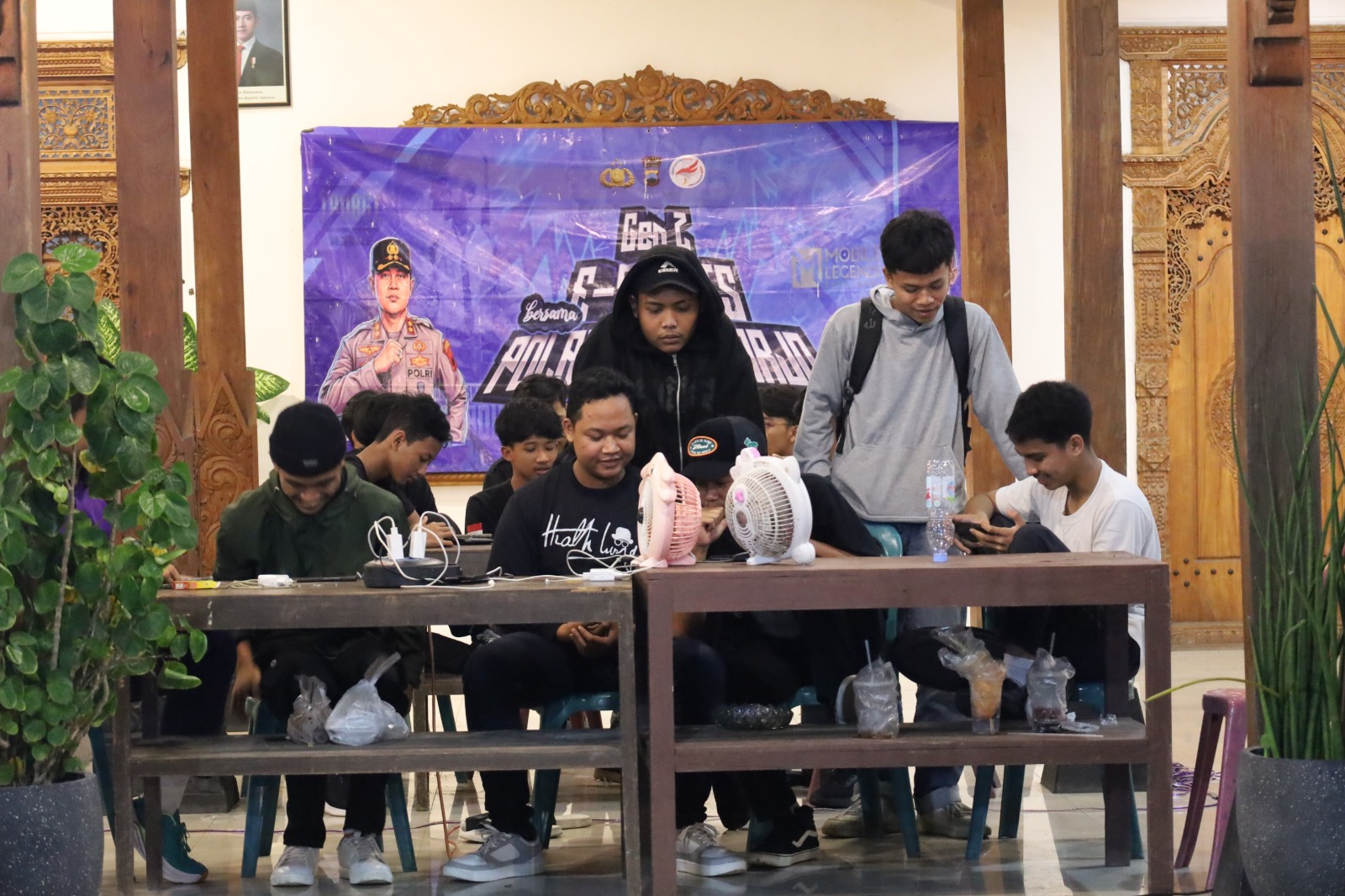 Peserta turnamen Gen Z E-Sport Bersama Polres Sukoharjo di Balai Desa Pranan, Kecamatan Polokarto, Senin malam (16/2).