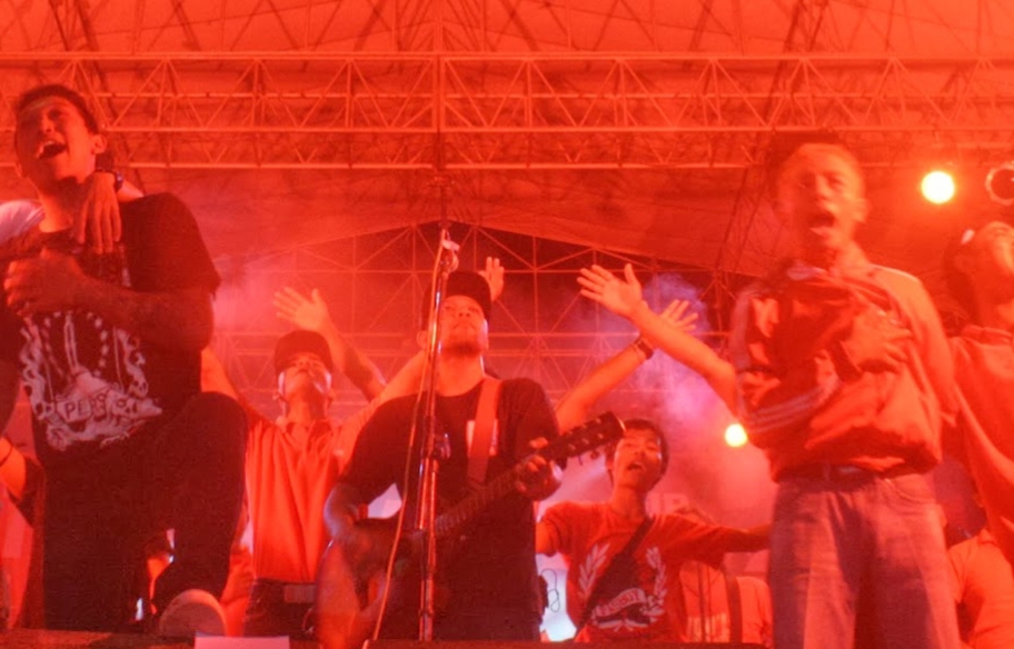 Zoelham bersama bandnya The Working Class Symphony menyanyikan lagu Satu Jiwa bersama para suporter Persis Solo.