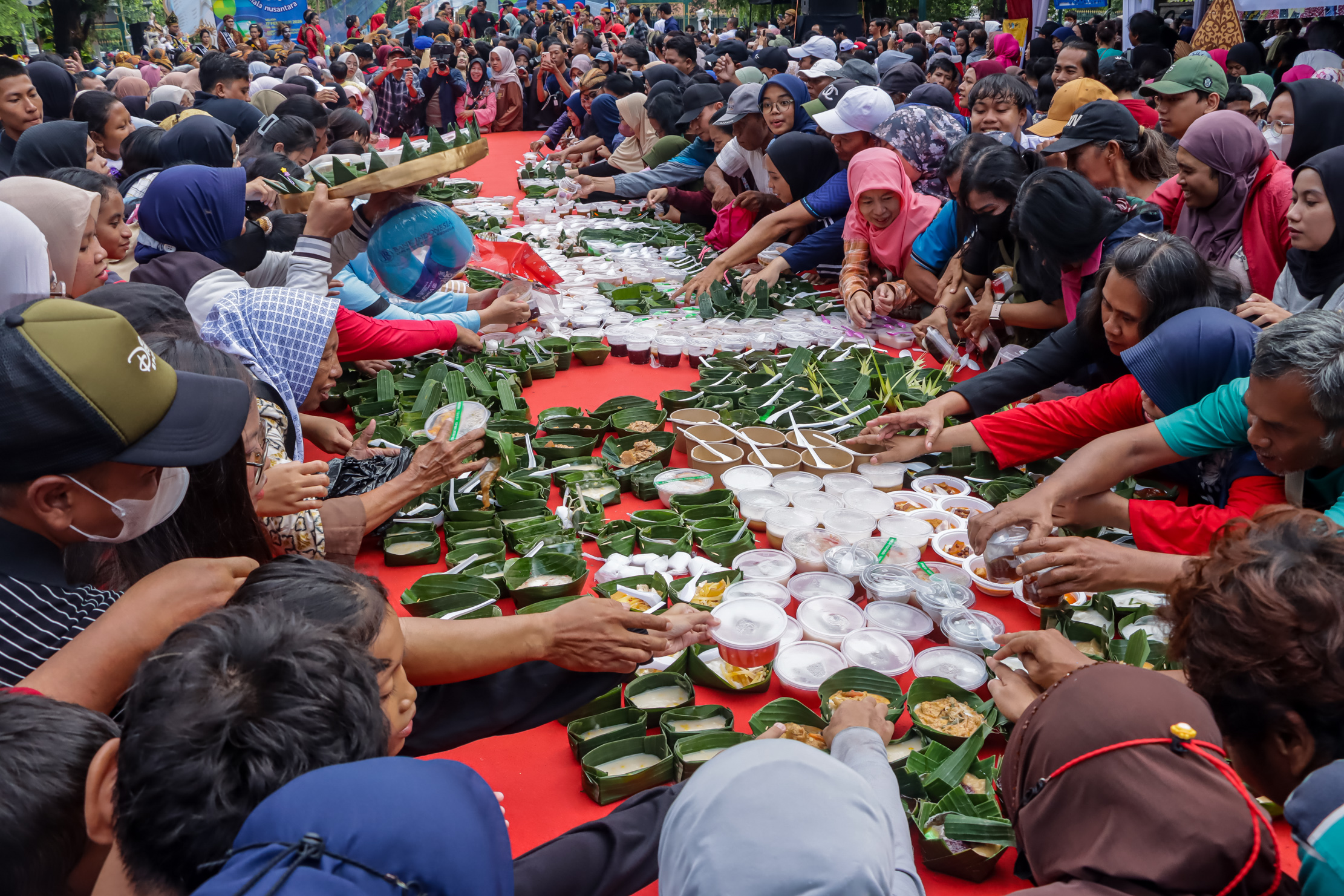Masyarakat berebut jenang di Festival Jenang Solo 2026 di Ngarsopuro, Selasa (17/2/2026). (M Ihsan/Radar Solo)