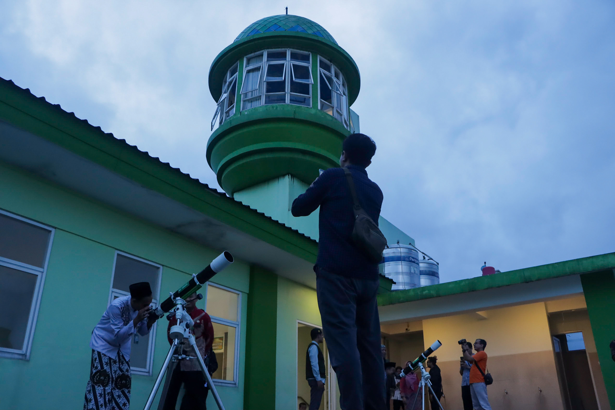 Tim Observatorium MAN 1 Solo melakukan pengamatan hilal awal Ramadhan. (M Ihsan/Radar Solo)