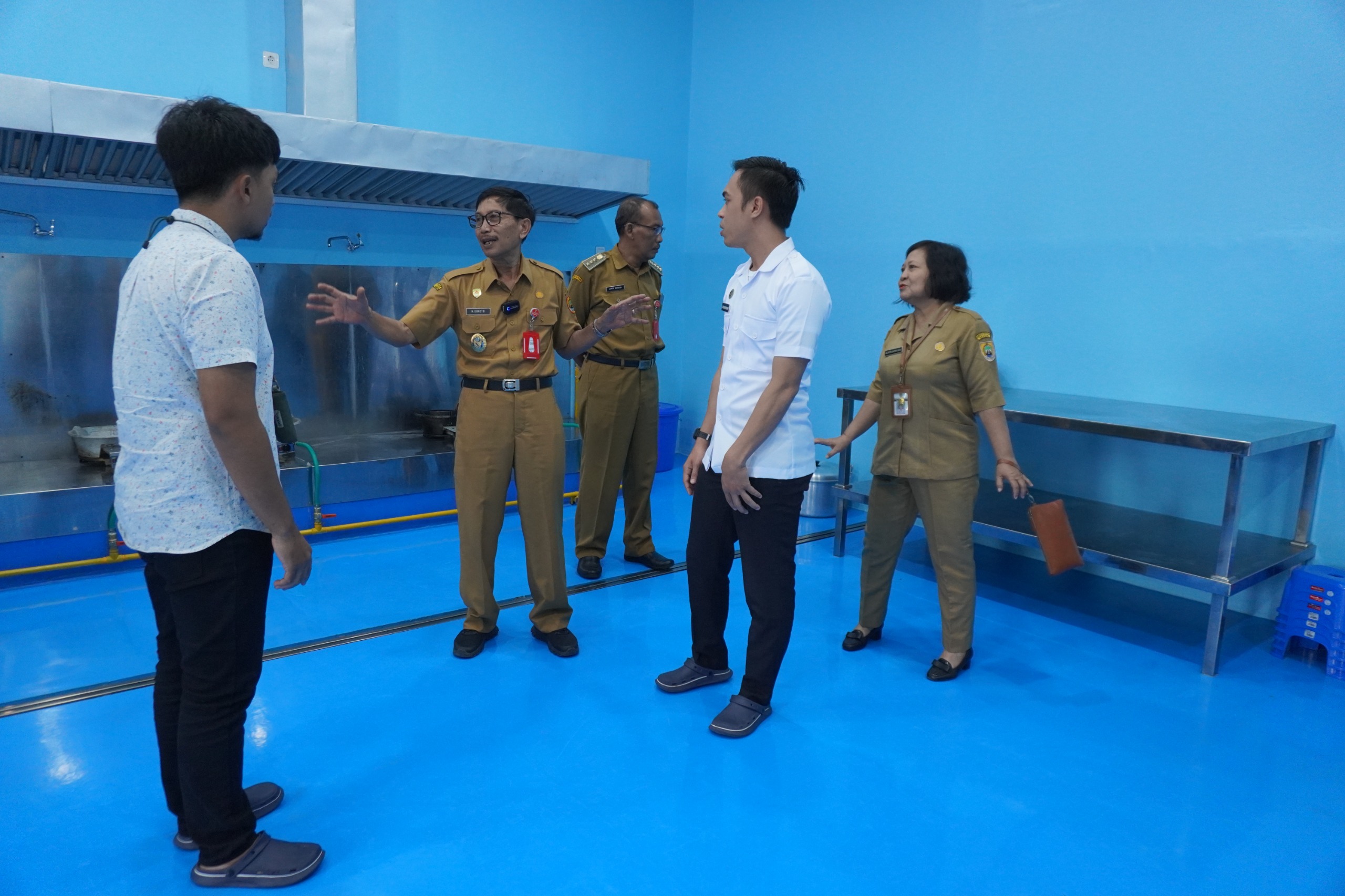 Wakil Bupati Sragen Suroto (dua dari kiri) mengecek salah satu dapur SPPG di Sragen. (Ahmad Khairudin/Radar Solo)