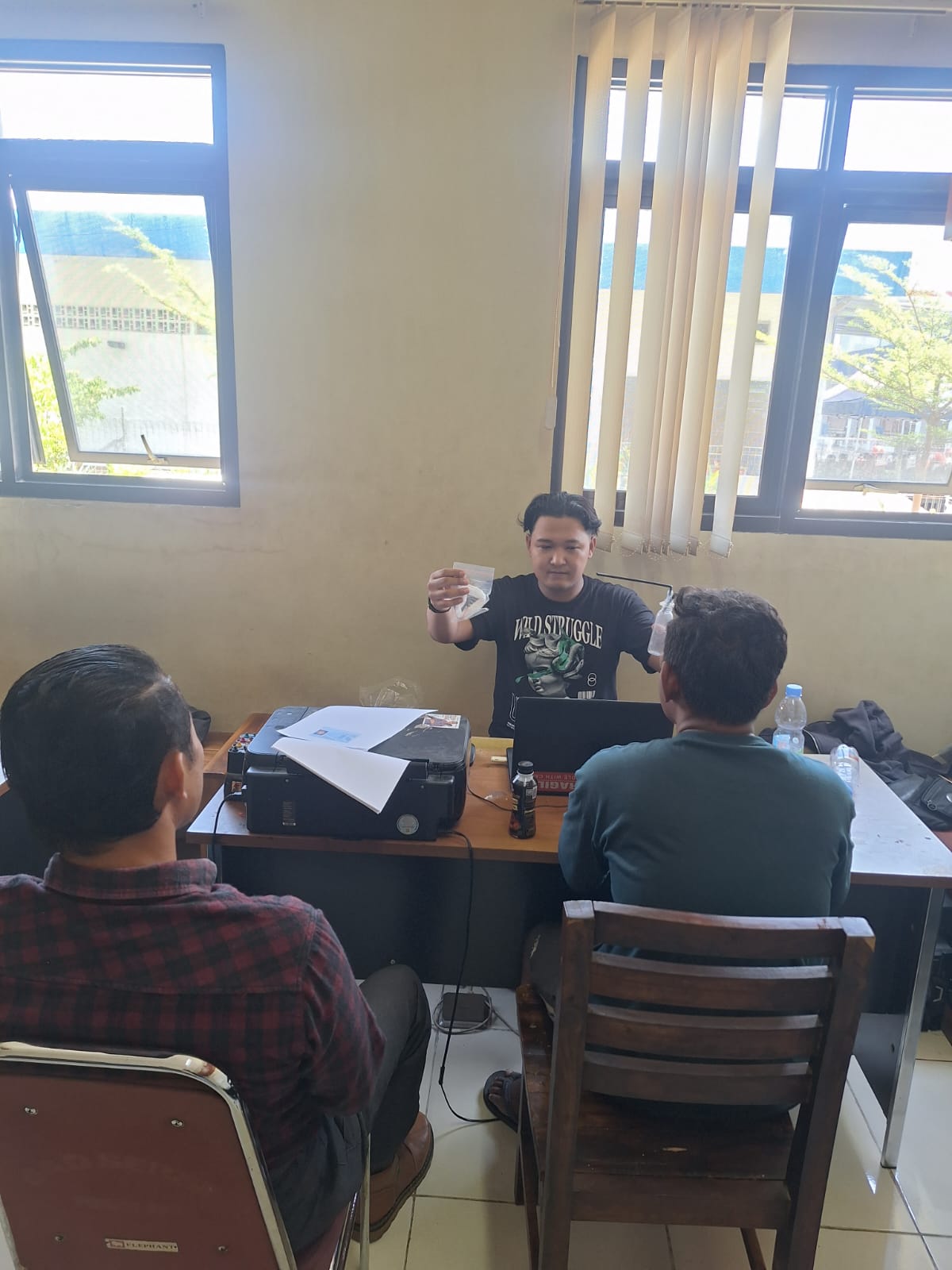 Polisi tunjukkan barang bukti sabu ari tersangka TR, warga Kecamatan Mojolaban saat diinterogasi di Mapolres Sukoharjo.