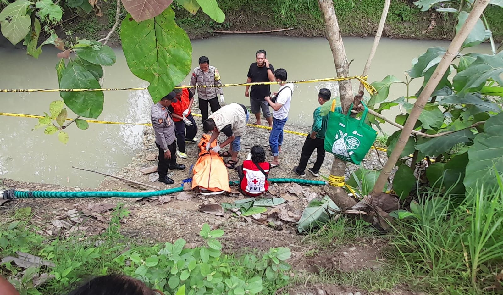 Polisi mengevakuasi jasad pemancing di sungai Dusun Geneng, Desa Karangturi, Kecamatan Gondangrejo, Selasa (17/2/2026). (Rudi Hartono/Radar Solo)