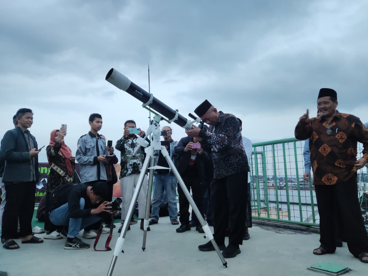 Tim Observatorium Assalam melakukan pengamatan hilal awal Ramadhan, Selasa (17/2/2026). (Hernindya Jalu/Radar Solo)