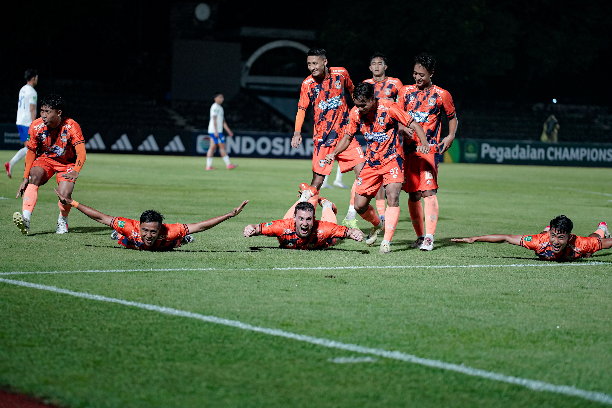 UNJUK GIGI: Kendal Tornado FC melawan Persipal FC di Stadion Sriwedari, Minggu (15/2) malam  &nbsp;