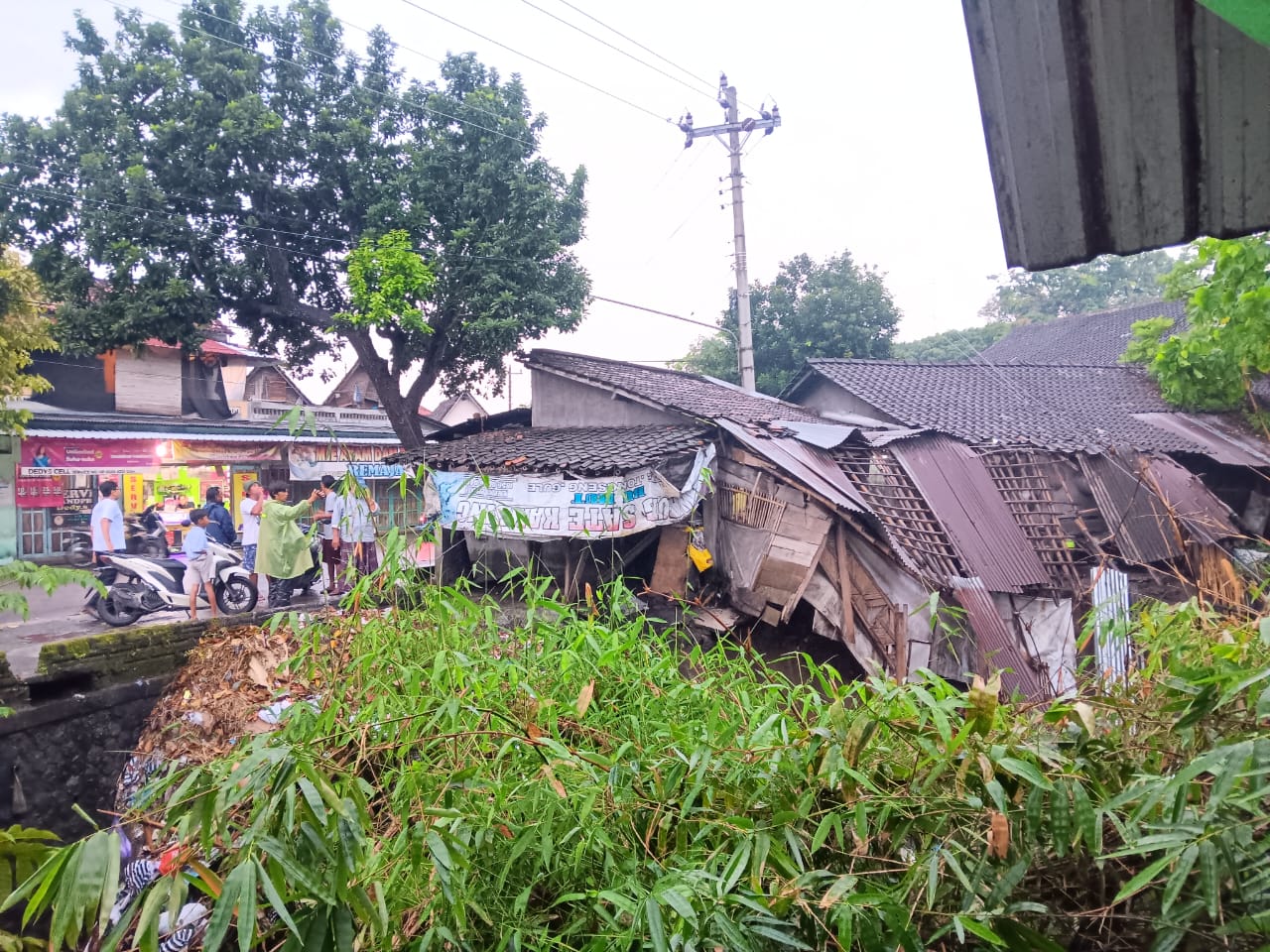 Tiga bangunan tempat usaha di Dusun Sanggrahan, Desa Demakijo, Kecamatan Karangnongko yang terdampak longsor.
