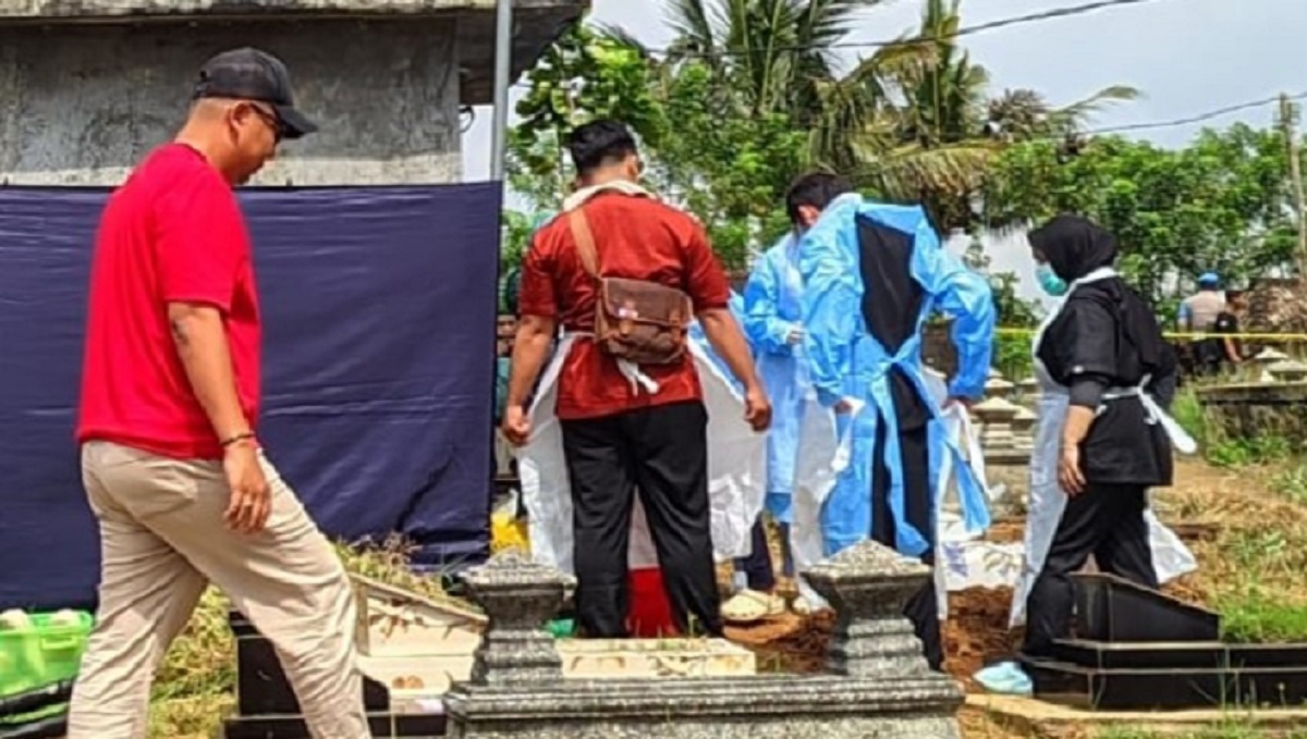 Proses ekshumasi makan santri ponpes di Desa Geneng, Bulukerto, Wonogiri, Selasa (17/2/2026).