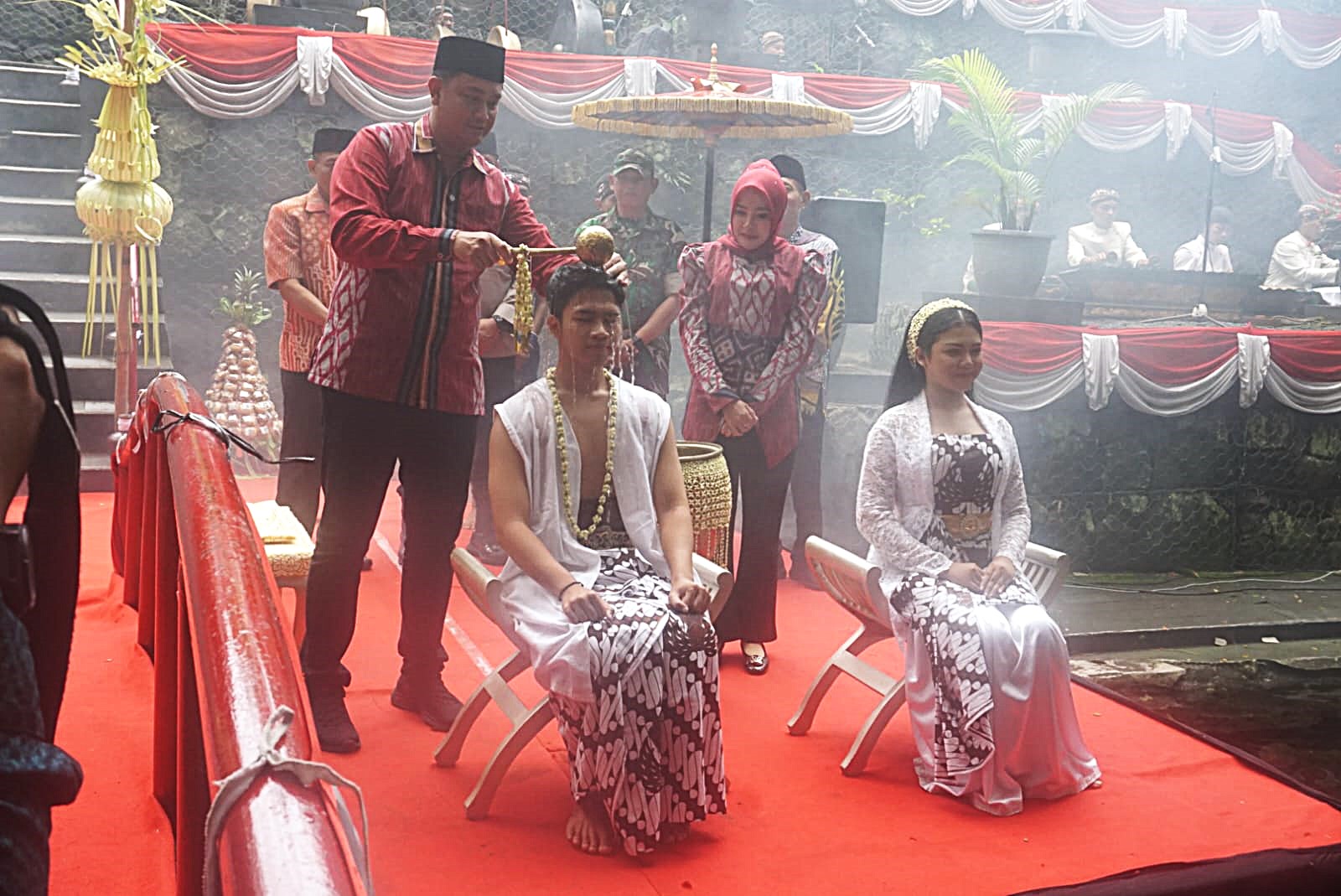 Bupati Klaten Hamenang Wajar Ismoyo menyiramkan air ke Mas dan Mbak Duta Wisata Klaten dalam Gebyar Padusan di OMAC Klaten, Selasa (17/2/2026).