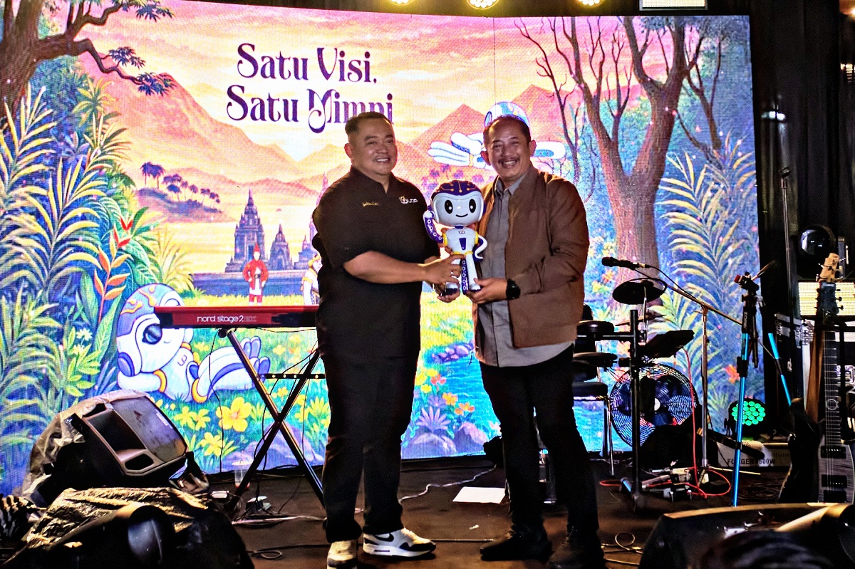 Penyerahan miniatur Eldrim maskot LDP dari Managing Director LDP Hanif Purnomo (kiri) kepada Bupati Karanganyar Rober Christanto, Sabtu (14/2/2026).