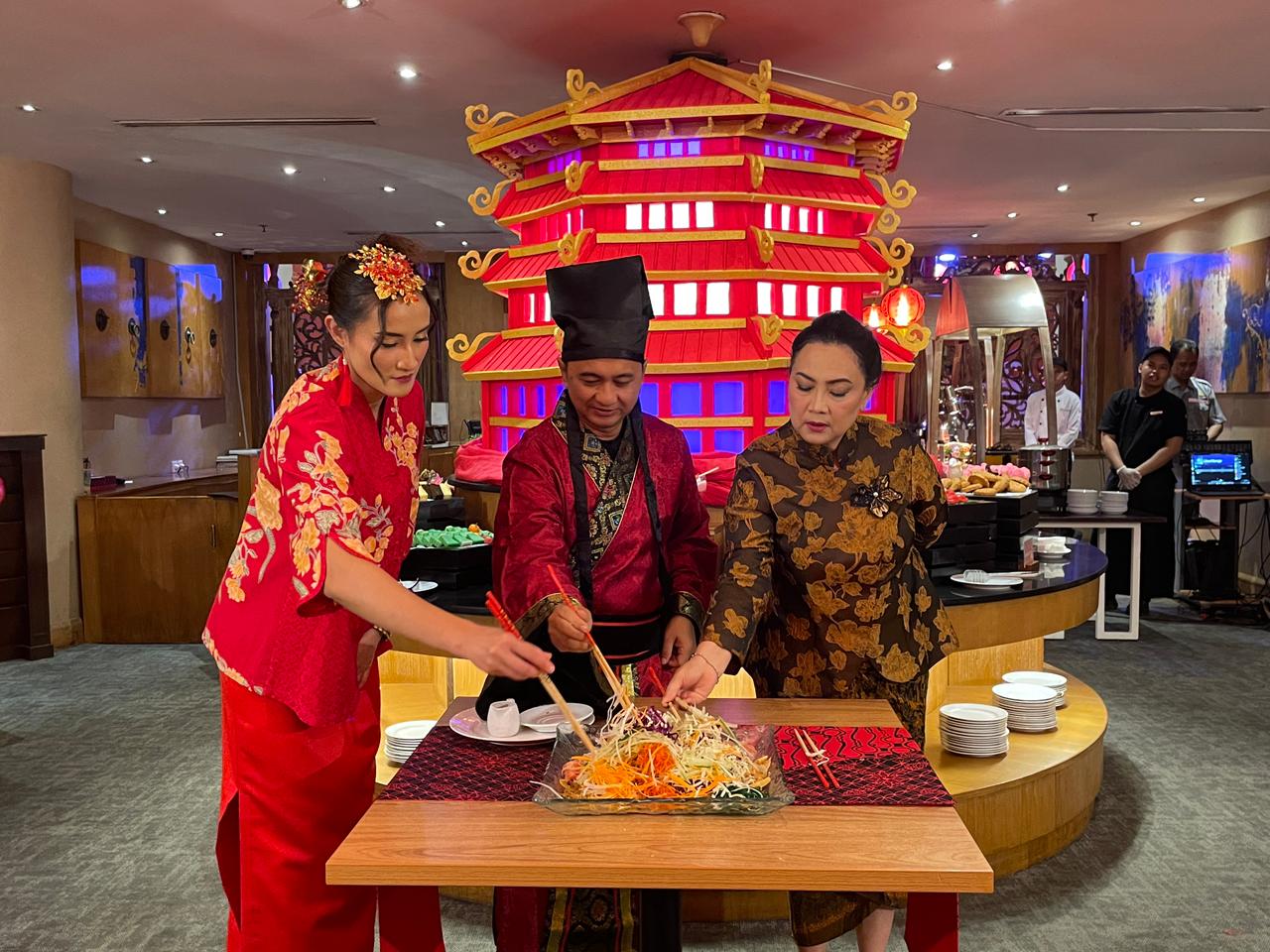 General Manager The Sunan Hotel Solo Retno Wulandari (kanan) cicipi menu khas Imlek.