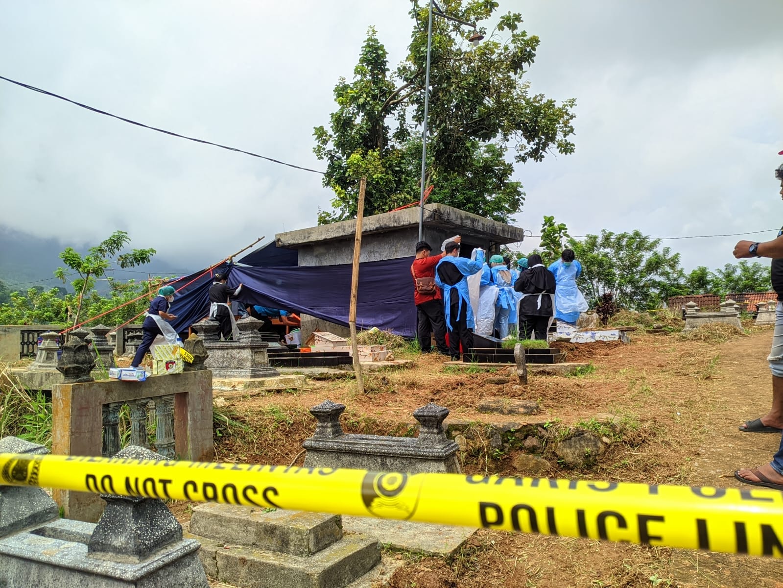 Proses ekshumasi atau pembongkaran makam santri ponpes di Bulukerto, Wonogiri untuk mengungkap dugaan kejanggalan penyebab kematiannya, Selasa (17/2/2026).