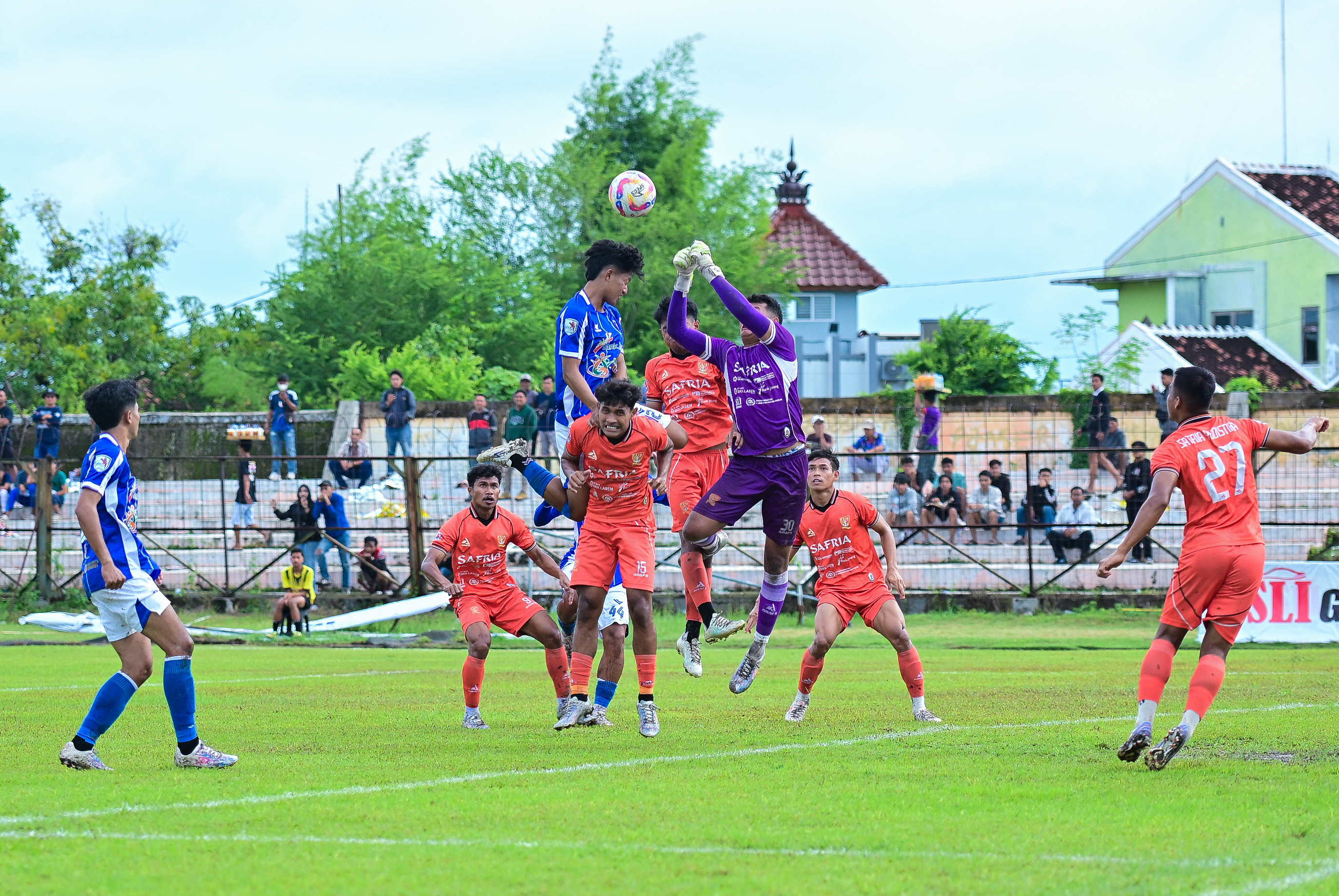 Pertandingan Persebi Melawan PSIR.