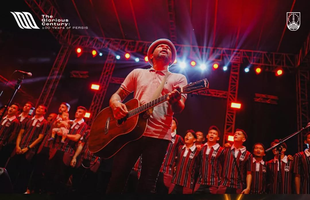 Zoel TWCS saat menyanyikan anthem Satu Jiwa di hadapan pemain Persis Solo dan suporter