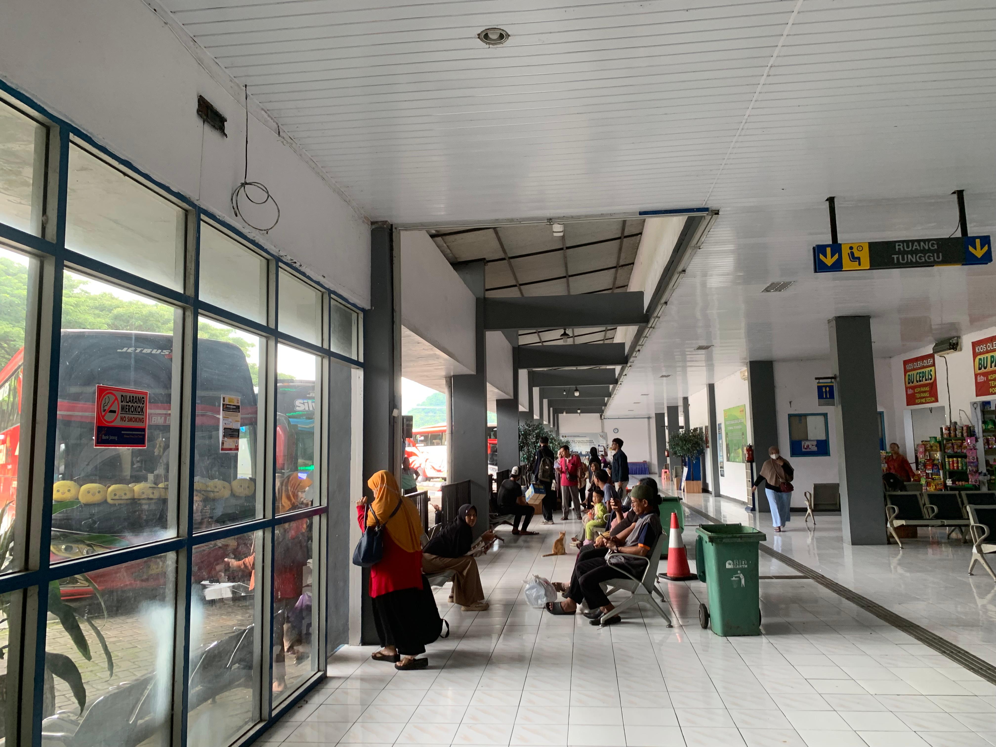 ilustrasi penumpang menunggu bus di Terminal Wonogiri.