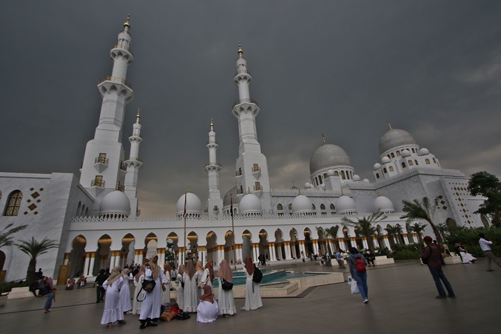 Pengunjung Masjid Raya Sheikh Zayed Solo kian ramai jelang Ramadan 1447 Hijriah. Masjid Zayed sediakan 7 ribu menu bukber gratis.