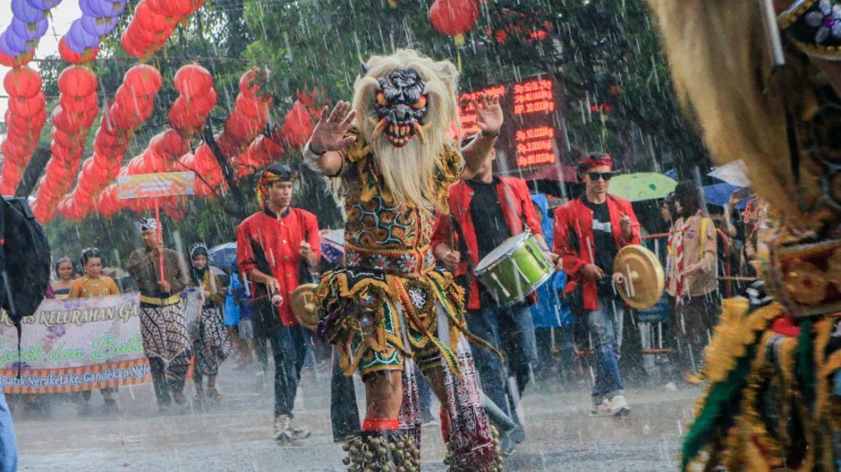 Grebeg Sudiro 2026 di Solo, Minggu (15/2/2026) adalah simbol akulturasi budaya Jawa-Tionghoa yang meriah.