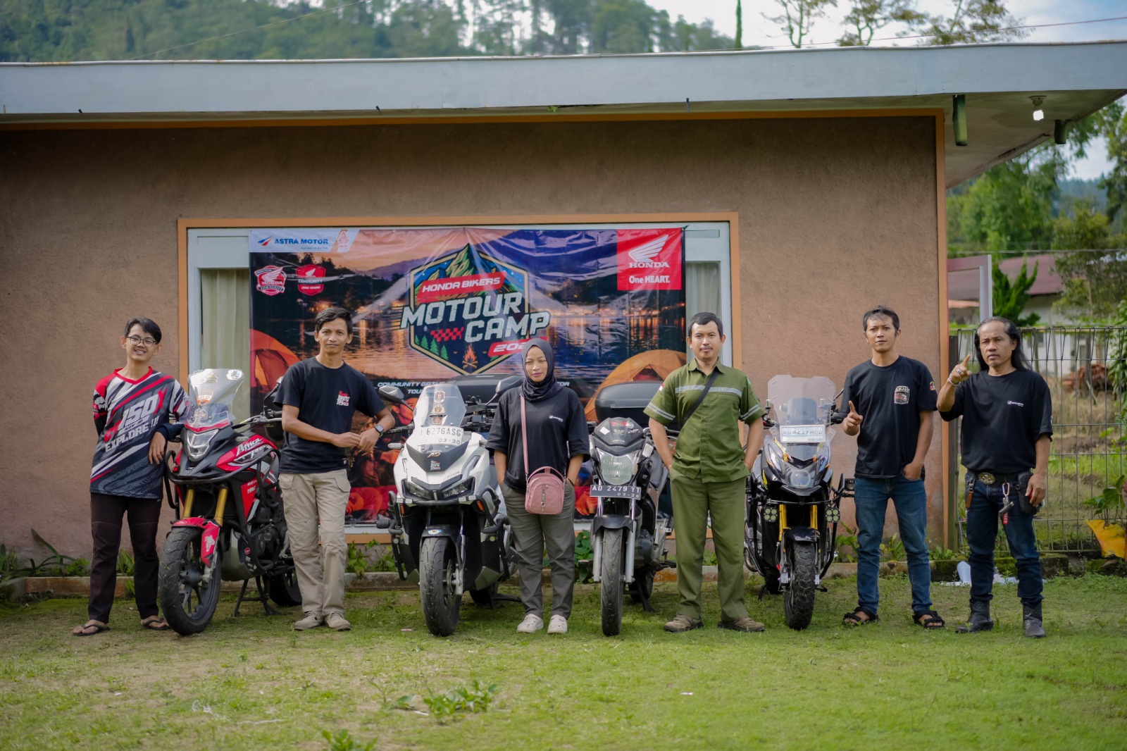 Foto bersama seluruh perwakilan komunitas Plat AD (kiri ke kanan) Lana CBX.ID Wonogiri, Ade Imron (Hantara), Dewi (Ladies Bikers Klaten),  Udin (Paguyuban Honda Motor Wonogiri), Miko (BeAT Boyolali),