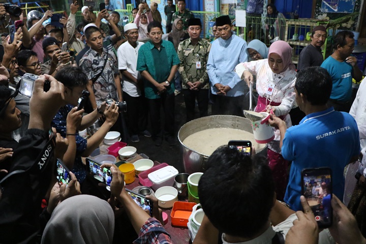 Wakil Wali Kota Solo Astrid Widayani bagikan bubur samin di Masjid Darussalam, Jayengan, Serengan, Kamis sore (19/2).