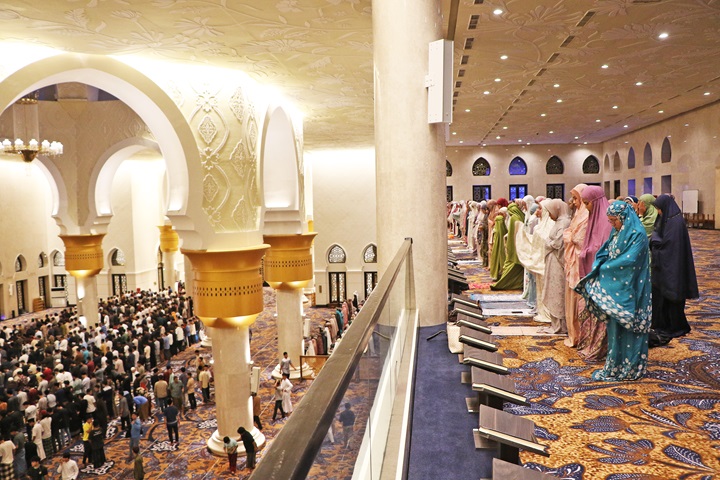 Suasana salat Tarawih perdana di Masjid Raya Sheikh Zayed Solo, Rabu malam (19/2). Lima imam internasional akan dihadirkan di Masjid Zayed.