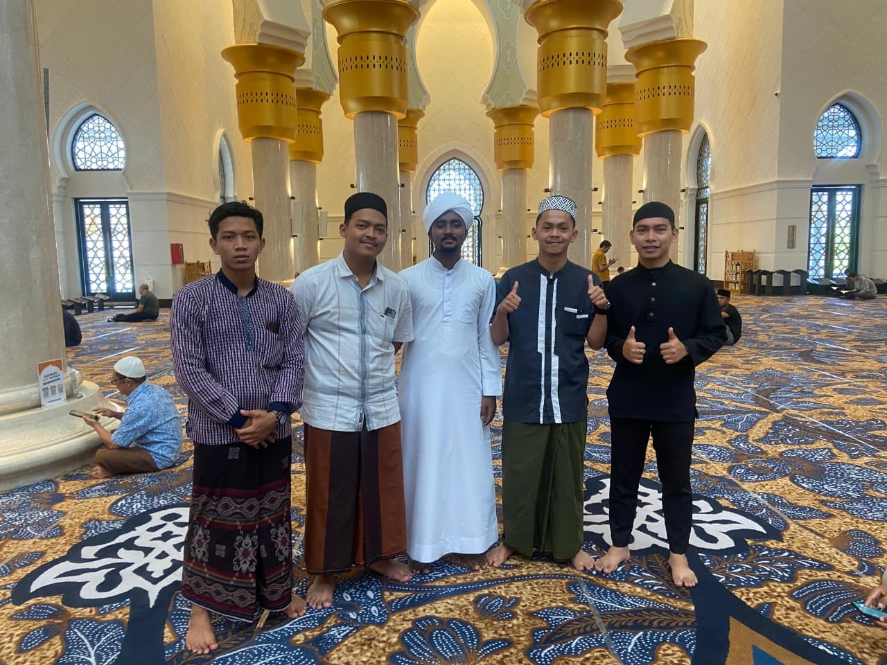 Abdul Rohim (kanan), mahasiswa UMS asal Thailand saat berada di Masjid Raya Sheikh Zayed Solo.