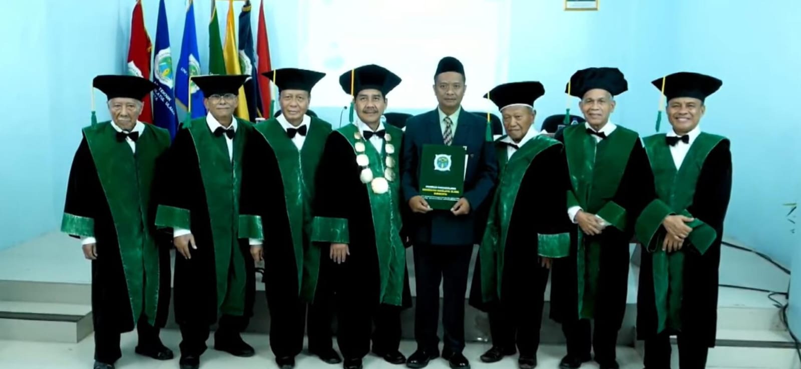 LEGA: Janarko meraih gelar doktor dalam sidang terbuka yang digelar di Aula UNU Surakarta, Rabu (18/2).