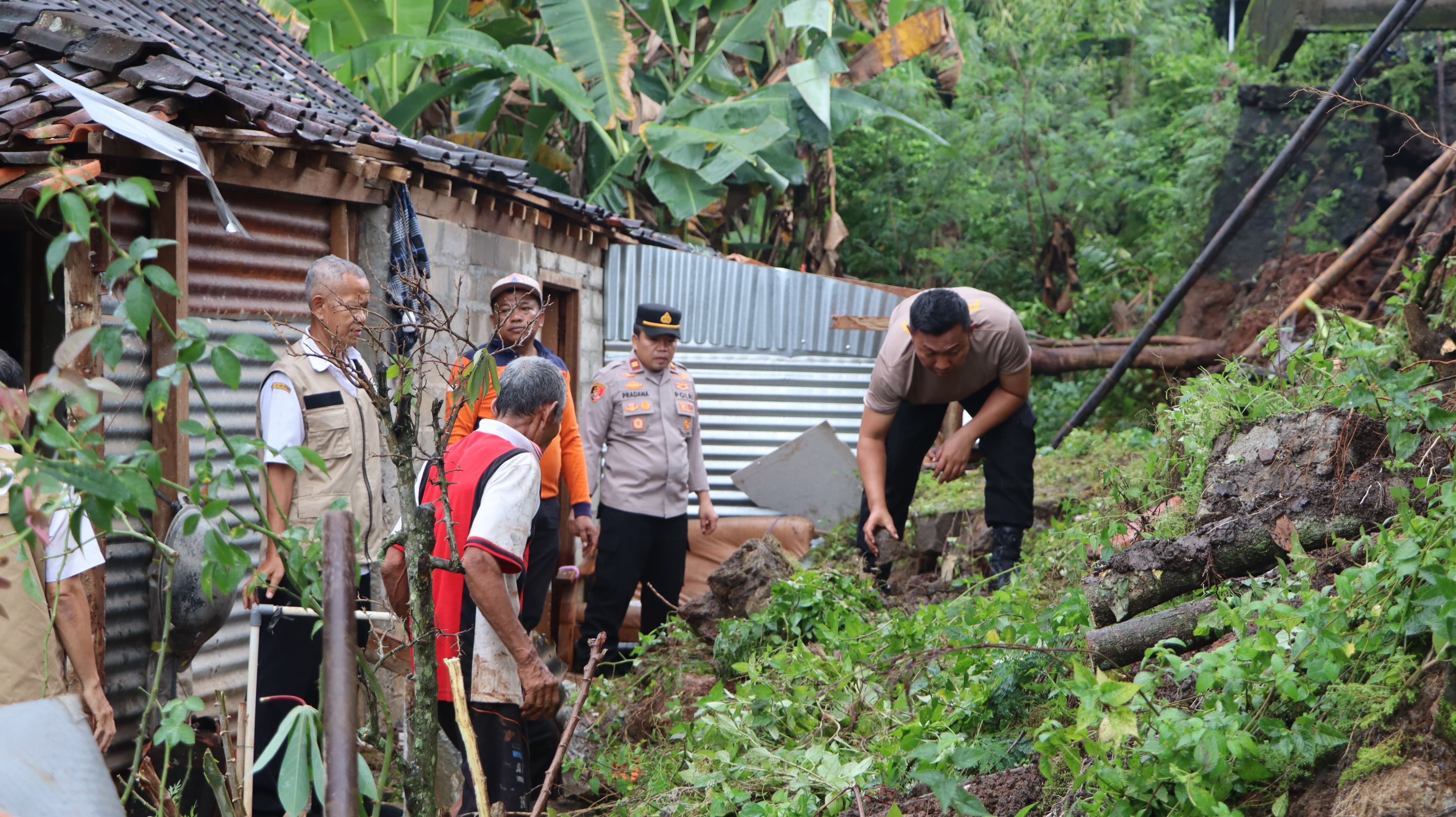 Talut di Lingkungan Kaloran RT 03 RW 06 Kelurahan Giritirto, Kecamatan Wonogiri Kota longsor, Rabu (18/2/2025).