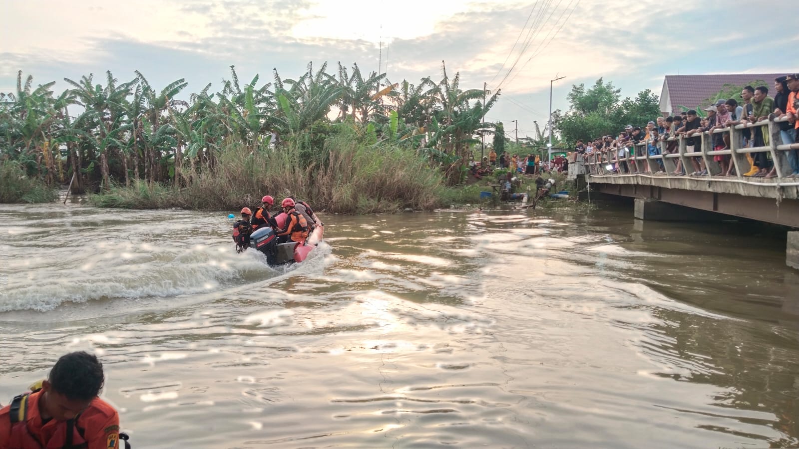 Tim SAR gabungan melakukan pencarian dua pemuda yang hilang tenggelam di Sungai Dukuh Ngambleg, Desa Tanjungharjo, Kecamatan Tegowanu, Kabupaten Grobogan, Rabu (18/2/2026). (Dok.Basarnas Semarang)