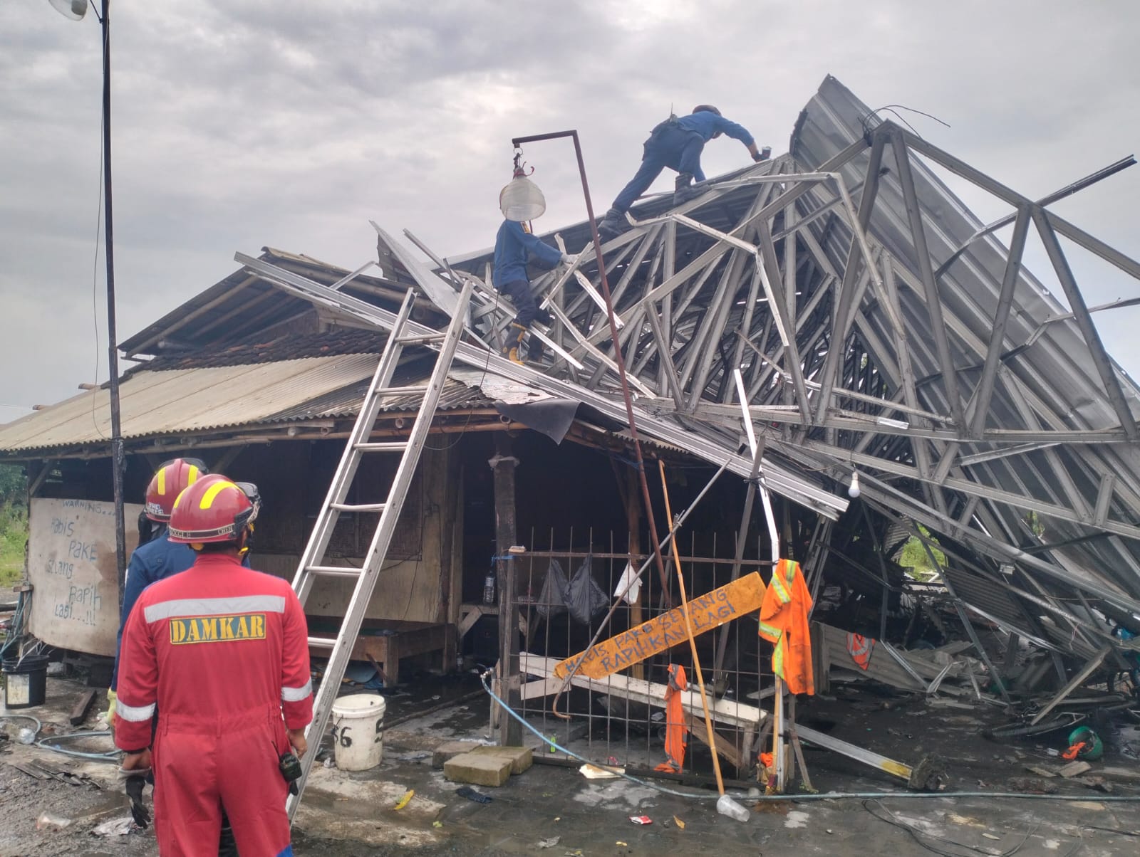 Bangunan tempat parkir yang roboh usai diterjang angin kencang disertai hujan deras di Desa Kemudo, Kecamatan Prambanan, Klaten.