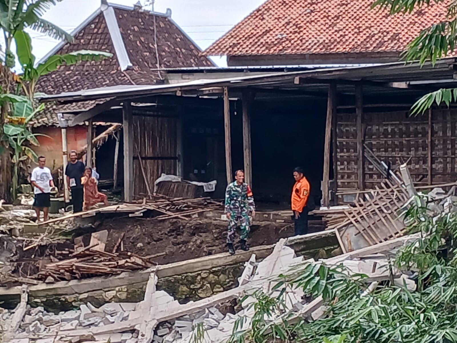 Kondisi rumah di Dukuh Karanggaleng, Desa Karungan, Plupuh, Sragen yang tergerus luapan anak Sungai Bengawan Solo. (Ahmad Khairudin/Radar Solo)