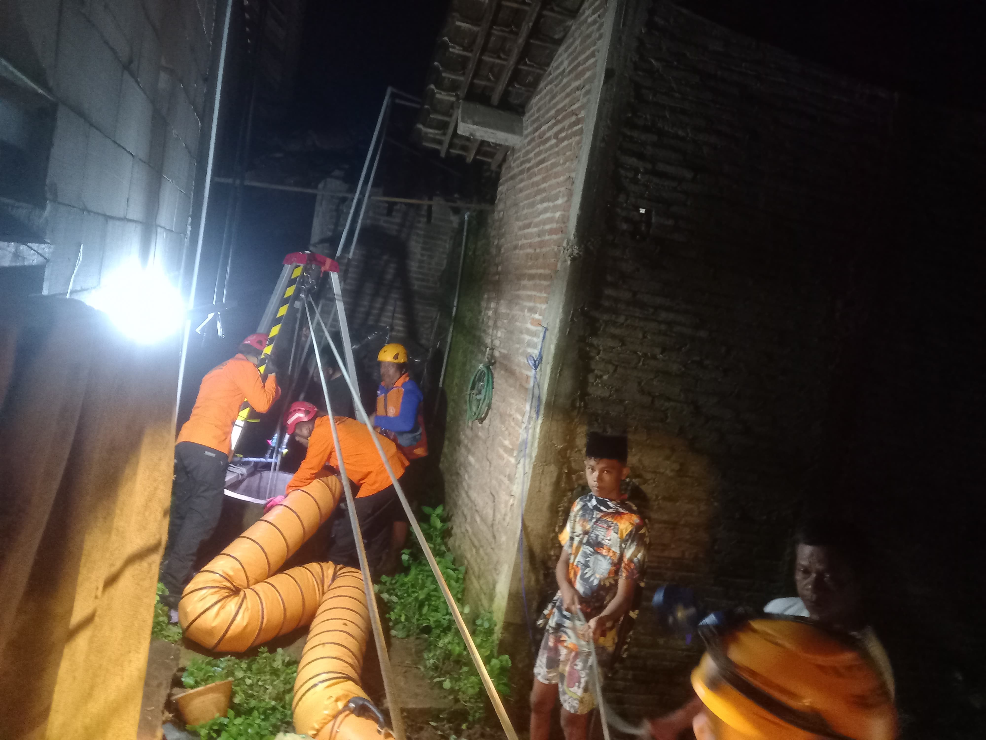 Evakuasi warga tercebur sumur di Petekehan Kidul RT 20/04 Kecamatan Tahunan, Kabupaten Jepara, Kamis (19/2/2026). (Dok.Basarnas Semarang)