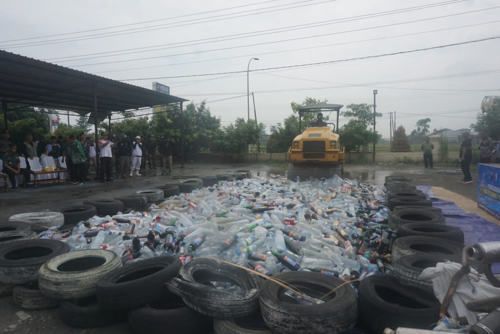 Ribuan botol miras saat dimusnahkan dengan cara dilindas dengan alat berat di Lapangan KSDC Mapolres Klaten, Kamis (19/2/2026).