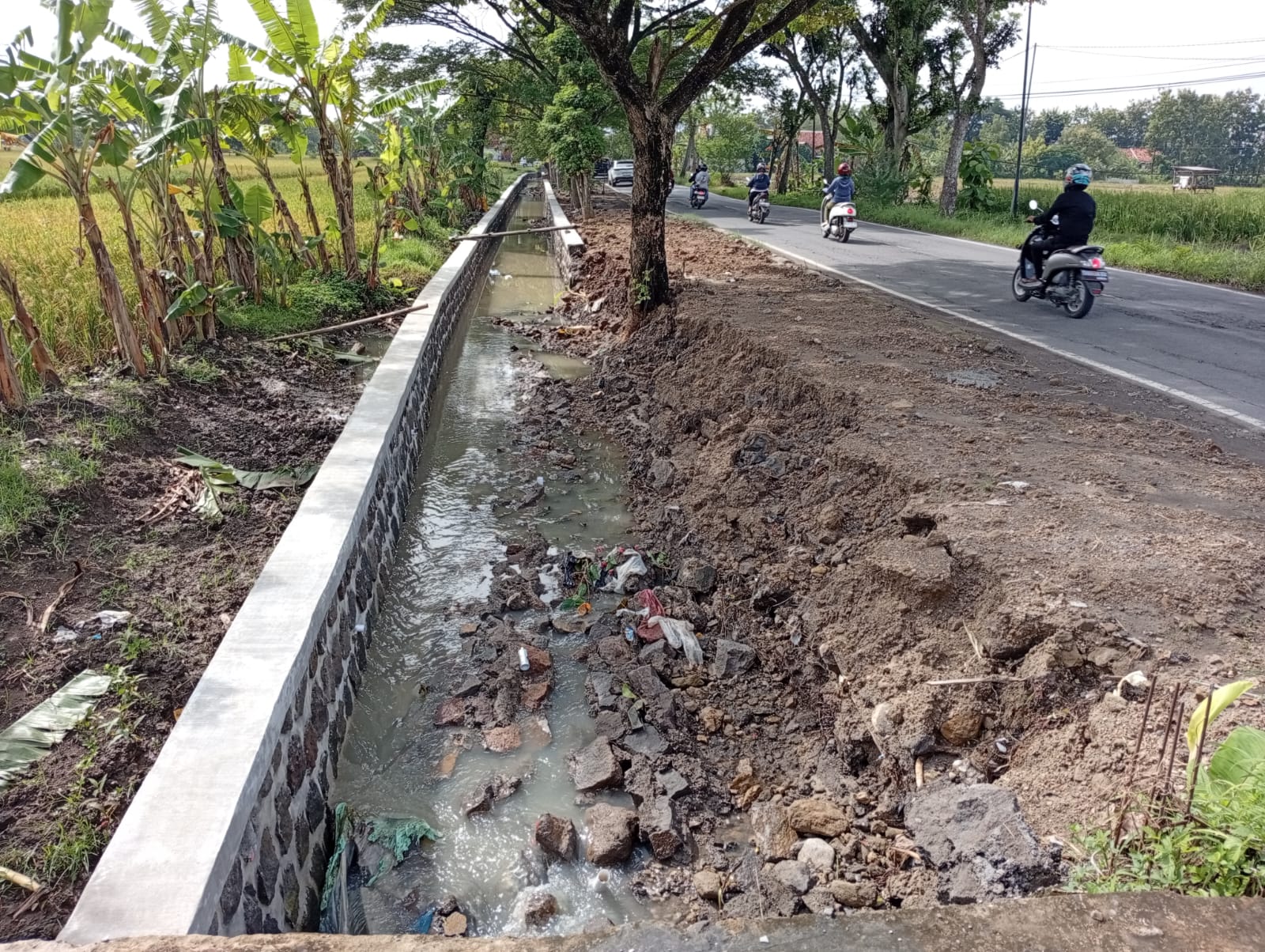Proyek talud irigasi di jalur Gondang menuju Toyogo, Kecamatan Sambungmacan, Sragen. (Ahmad Khairudin/Radar Solo)