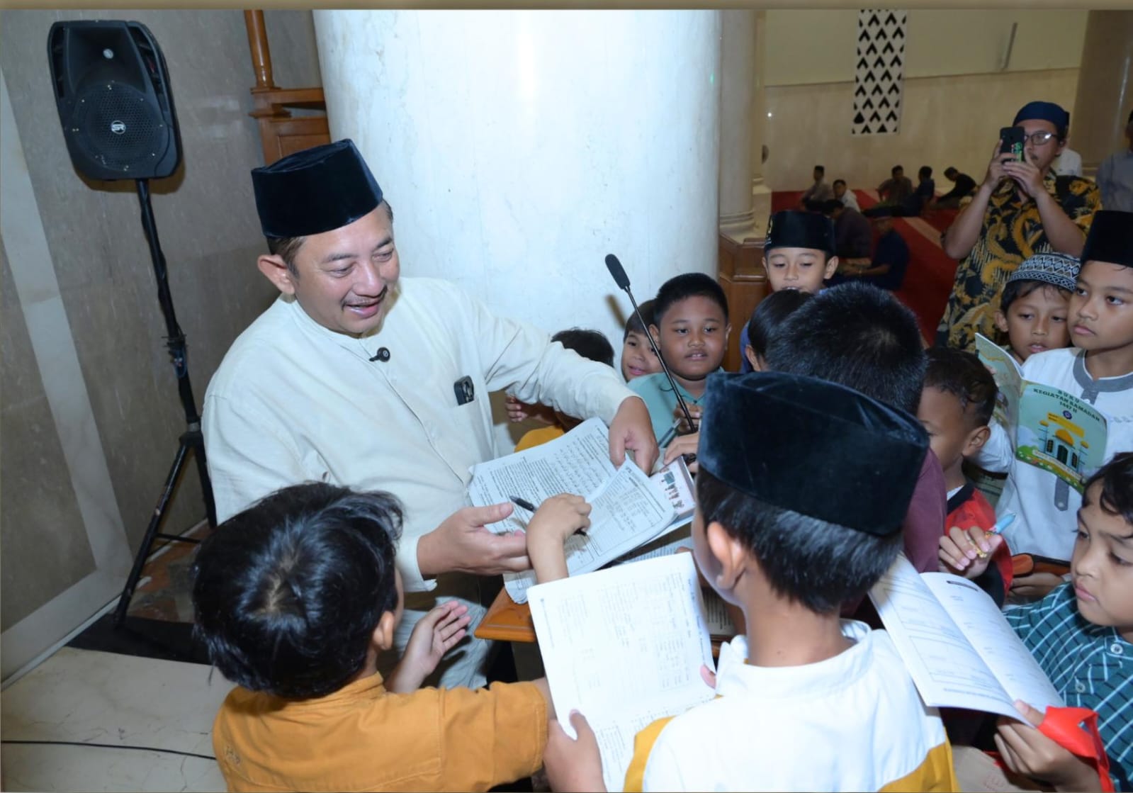 Bupati Karanganyar Rober Christanto saat mengisi Tarawih Keliling (Tarling) selama Ramadhan. (Rudi Hartono/Radar Solo)